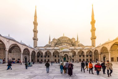 Kimliği belirsiz kişi, yürüyüş Camii Sultan Ahmed Camii veya Sultan Ahmet Camii Istanbul, Turkey.March 11,2017'olarak da adlandırılan mavi
