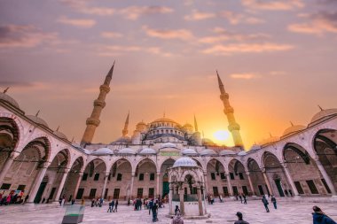 Kimliği belirsiz kişi, yürüyüş Camii Sultan Ahmed Camii veya Sultan Ahmet Camii Istanbul, Turkey.March 11,2017'olarak da adlandırılan mavi