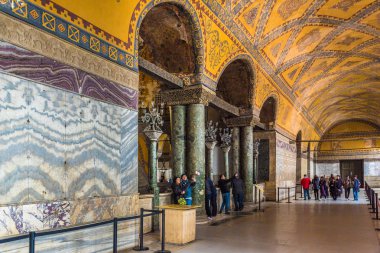 Ayasofya'nın Yunan Ortodoks Hıristiyan Patriklik Bazilikası veya kilise daha sonra İmparatorluk Camii ve şimdi Müzesi Istanbul, Türkiye, Mart, 11 2017'de halkın keşfetmek.