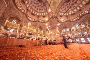 Müslüman halk Sultanahmet Camii için dua da Sultan Ahmed Camii ya da Sultan Ahmet Mosque.Istanbul,Turkey-Mart 11, 2017 denir