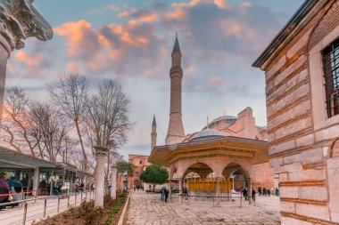 Kimliği belirsiz kişi ziyaret Ayasofya, 537 reklamda daha sonra inşa bir Yunan Ortodoks Hıristiyan Patriklik Bazilikası'na (kilise), bir imparatorluk Camii ve şimdi bir müze. Istanbul, Türkiye-Mart 11,2017
