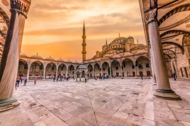 Kimliği belirsiz kişi, yürüyüş Camii Sultan Ahmed Camii veya Sultan Ahmet Camii Istanbul, Turkey.March 11,2017'olarak da adlandırılan mavi