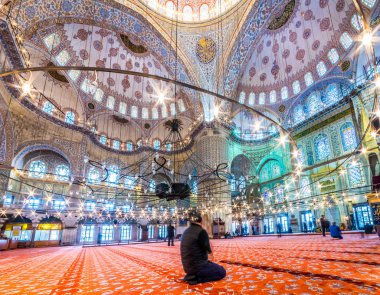 Müslüman halk Sultanahmet Camii için dua da Sultan Ahmed Camii ya da Sultan Ahmet Mosque.Istanbul,Turkey-Mart 11, 2017 denir