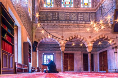Müslüman halk Sultanahmet Camii için dua da Sultan Ahmed Camii ya da Sultan Ahmet Mosque.Istanbul,Turkey-Mart 11, 2017 denir