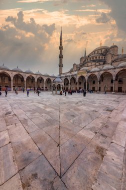Kimliği belirsiz kişi, yürüyüş Camii Sultan Ahmed Camii veya Sultan Ahmet Camii Istanbul, Turkey.March 11,2017'olarak da adlandırılan mavi