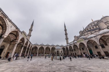 Kimliği belirsiz kişi, yürüyüş Camii Sultan Ahmed Camii veya Sultan Ahmet Camii Istanbul, Turkey.March 11,2017'olarak da adlandırılan mavi