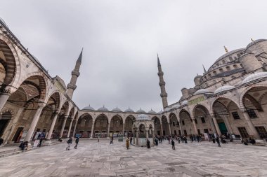 Kimliği belirsiz kişi, yürüyüş Camii Sultan Ahmed Camii veya Sultan Ahmet Camii Istanbul, Turkey.March 11,2017'olarak da adlandırılan mavi