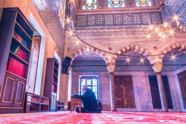 Müslüman halk Sultanahmet Camii için dua da Sultan Ahmed Camii ya da Sultan Ahmet Mosque.Istanbul,Turkey-Mart 11, 2017 denir