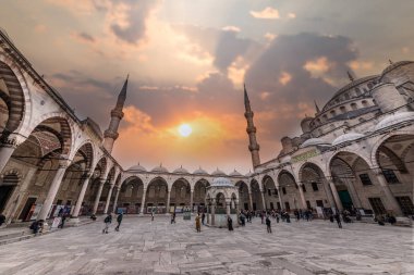 Kimliği belirsiz kişi, yürüyüş Camii Sultan Ahmed Camii veya Sultan Ahmet Camii Istanbul, Turkey.March 11,2017'olarak da adlandırılan mavi