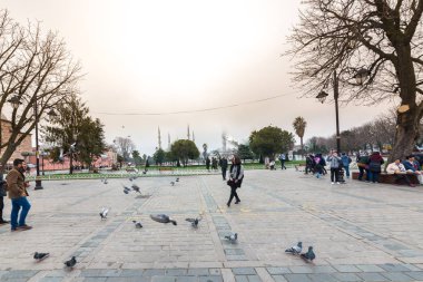 Sultan Ahmed Camii ya da Sultan Ahmet Camii Istanbul, Turkey.March 11,2017'da Sultanahmet Meydanı'nda yürüyüş kimliği belirsiz kişi aradı