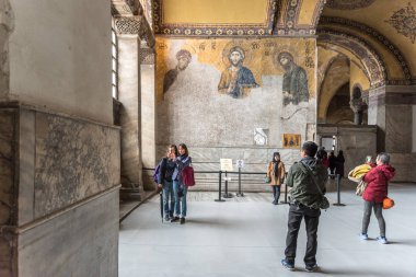 İnsanlar İsa Pantokrator keşfetmek, Ayasofya, Yunan Ortodoks Hıristiyan Patriklik Bazilikası, Kilisesi Bizans mozaik deesis detay. Istanbul, Türkiye, Mart, 11 2017.
