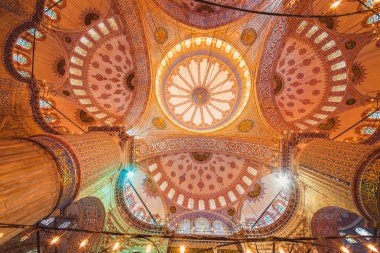 İç Dekorasyon görünümü ve Sultanahmet Camii sanat da İslâm element ile Sultan Ahmed Camii ya da Sultan Ahmet Mosque.Ceiling ve kubbe süslemeleri denir. Istanbul, Türkiye - 11 Mart 201