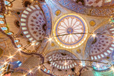 İç Dekorasyon görünümü ve Sultanahmet Camii sanat da İslâm element ile Sultan Ahmed Camii ya da Sultan Ahmet Mosque.Ceiling ve kubbe süslemeleri denir. Istanbul, Türkiye - 11 Mart 201