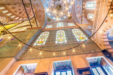 İç Dekorasyon görünümü ve Sultanahmet Camii sanat da İslâm element ile Sultan Ahmed Camii ya da Sultan Ahmet Mosque.Ceiling ve kubbe süslemeleri denir. Istanbul, Türkiye - 11 Mart 201