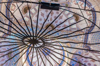 İç Dekorasyon görünümü ve Sultanahmet Camii sanat da İslâm element ile Sultan Ahmed Camii ya da Sultan Ahmet Mosque.Ceiling ve kubbe süslemeleri denir. Istanbul, Türkiye - 11 Mart 201