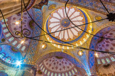 İç Dekorasyon görünümü ve Sultanahmet Camii sanat da İslâm element ile Sultan Ahmed Camii ya da Sultan Ahmet Mosque.Ceiling ve kubbe süslemeleri denir. Istanbul, Türkiye - 11 Mart 201