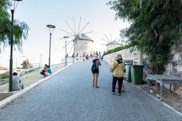 Gente Visita Antiguos Molinos Viento Piedra Día Soleado Ciudad Alacati — Foto de Stock