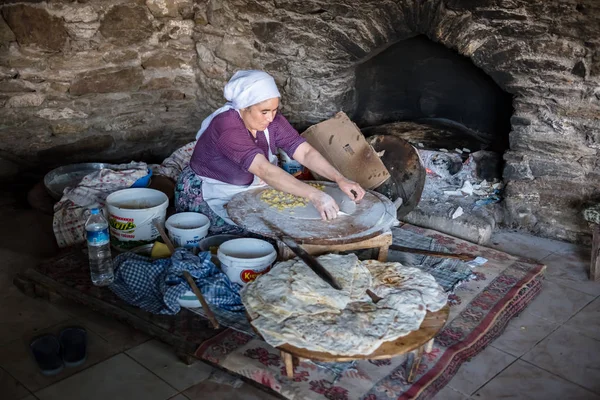 Kimliği belirsiz bir kadın geleneksel Türk yemekleri Gozleme(pastries,pancake) Şirince Köyü, Selçuk, Izmir, Türkiye'de popüler bir hedef ocakta pişiriyor. 21 Ağustos 2017