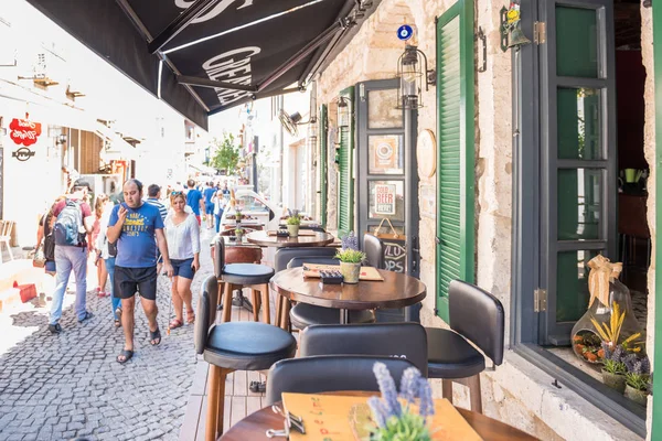 Αγνώστων Στοιχείων Άνθρωποι Περπατούν Ένα Δρόμο Καφετέρια Και Εστιατόριο Τραπέζια — Φωτογραφία Αρχείου