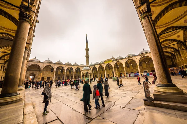 Unbekannte Gehen Der Blauen Moschee Vorbei Die Auch Sultan Ahmed — Stockfoto