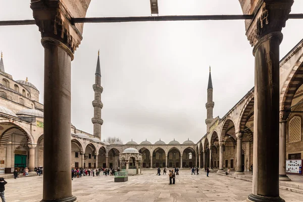 Unbekannte Gehen Der Blauen Moschee Vorbei Die Auch Sultan Ahmed — Stockfoto