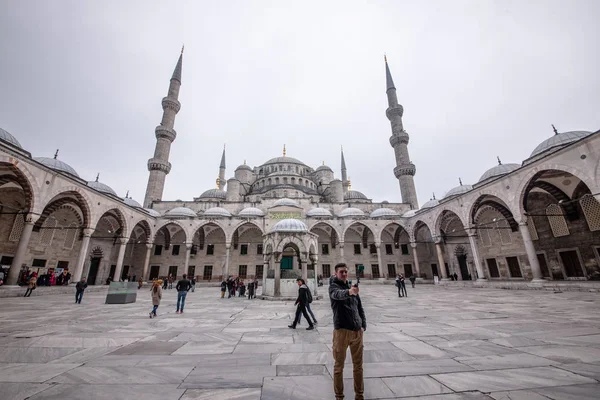 Ismeretlen Emberek Gyaloglás Kék Mecset Néven Ahmed Szultán Mecsetje Vagy — Stock Fotó