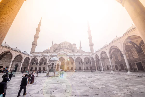 Niezidentyfikowanych Ludzi Chodzących Błękitny Meczet Zwany Także Sultan Ahmed Mosque — Zdjęcie stockowe