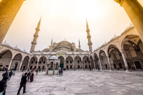 Pessoas Não Identificadas Andando Mesquita Azul Também Chamada Mesquita Sultan — Fotografia de Stock