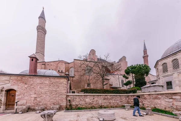 Niezidentyfikowanych Osób Odwiedza Hagia Sophia Grecki Prawosławny Chrześcijańskiej Patriarchalnej Bazyliki — Zdjęcie stockowe