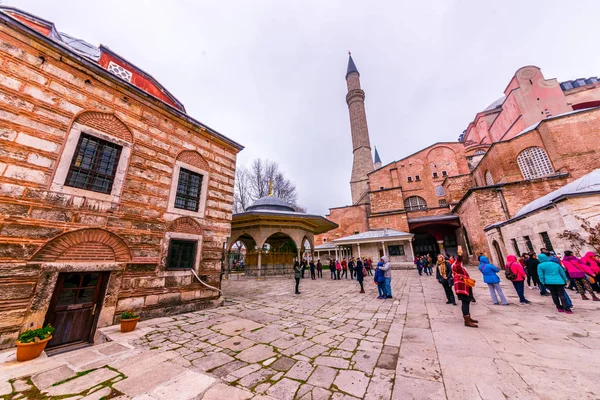 Niezidentyfikowanych Osób Odwiedza Hagia Sophia Grecki Prawosławny Chrześcijańskiej Patriarchalnej Bazyliki — Zdjęcie stockowe