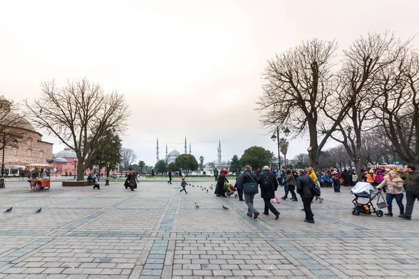 Niet Geïdentificeerde Mensen Lopen Sultanahmet Plein Istanbul Turkije Maart 2017 — Stockfoto