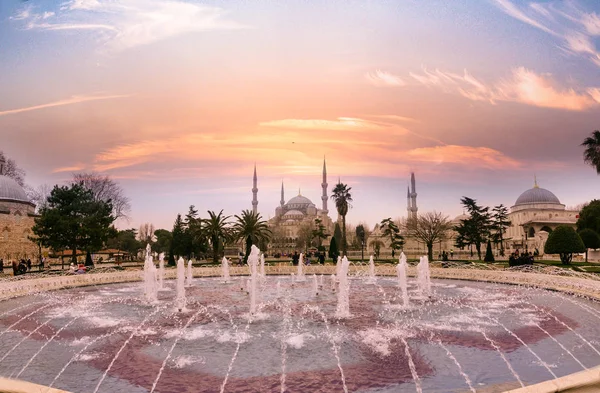ブルーモスクの景色をスルタンアフメット公園とも呼ばれるスルタンアフメト モスクやスルタン アフメット モスク イスタンブール Turkey March 2017 フォア グラウンドで噴水のあります — ストック写真