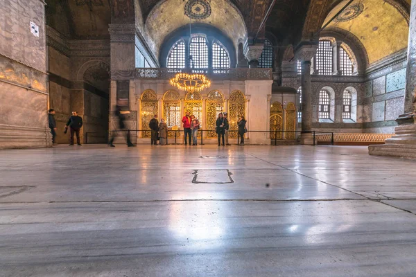 Ayasofya'nın Yunan Ortodoks Hıristiyan Patriklik Bazilikası veya kilise daha sonra İmparatorluk Camii ve şimdi Müzesi Istanbul, Türkiye, Mart, 11 2017'de halkın keşfetmek.