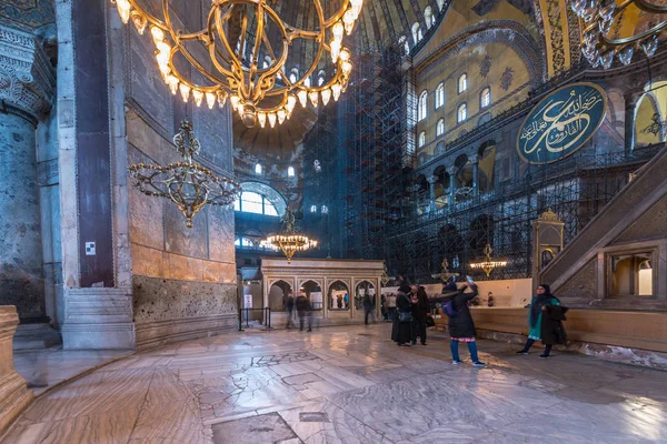 Ayasofya'nın Yunan Ortodoks Hıristiyan Patriklik Bazilikası veya kilise daha sonra İmparatorluk Camii ve şimdi Müzesi Istanbul, Türkiye, Mart, 11 2017'de halkın keşfetmek.