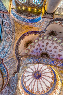 İç Dekorasyon görünümü ve Sultanahmet Camii sanat da İslâm element ile Sultan Ahmed Camii ya da Sultan Ahmet Mosque.Ceiling ve kubbe süslemeleri denir. Istanbul, Türkiye - 11 Mart 201
