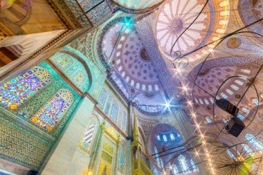 İç Dekorasyon görünümü ve Sultanahmet Camii sanat da İslâm element ile Sultan Ahmed Camii ya da Sultan Ahmet Mosque.Ceiling ve kubbe süslemeleri denir. Istanbul, Türkiye - 11 Mart 201