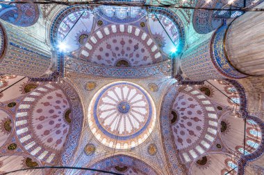 İç Dekorasyon görünümü ve Sultanahmet Camii sanat da İslâm element ile Sultan Ahmed Camii ya da Sultan Ahmet Mosque.Ceiling ve kubbe süslemeleri denir. Istanbul, Türkiye - 11 Mart 201