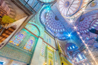 İç Dekorasyon görünümü ve Sultanahmet Camii sanat da İslâm element ile Sultan Ahmed Camii ya da Sultan Ahmet Mosque.Ceiling ve kubbe süslemeleri denir. Istanbul, Türkiye - 11 Mart 201