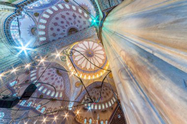 İç Dekorasyon görünümü ve Sultanahmet Camii sanat da İslâm element ile Sultan Ahmed Camii ya da Sultan Ahmet Mosque.Ceiling ve kubbe süslemeleri denir. Istanbul, Türkiye - 11 Mart 201