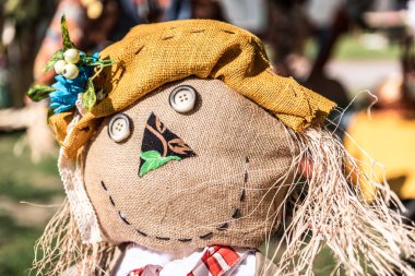 Mutlu korkuluk bebek ayakta yalnız portre görünümünü kapat