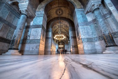 Ayasofya'nın Yunan Ortodoks Hıristiyan Patriklik Bazilikası veya kilise daha sonra İmparatorluk Camii ve şimdi Müzesi Istanbul, Türkiye, Mart, 11 2017'de halkın keşfetmek.