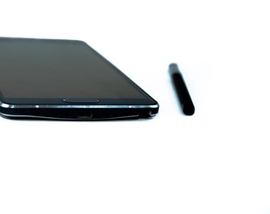 Büyük siyah akıllı telefon ve onun dokunmatik kalem