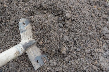Kürek büyük yumuşak doğal toprak öbek üzerinde yerleştirilir. Toprakta eklenen bahçe aracı.
