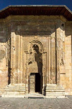 Sivas Divriği Ulu Cami ve dua eden adam siluet dış görünümünü kapıya