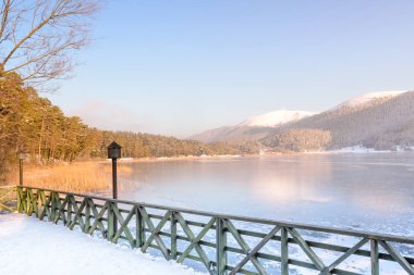 Manzaralı donmuş Abant Gölü Bolu, Türkiye'de gölcük Milli Parkı içinde.
