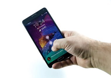 adam parmak değmek üstünde büyük akıllı telefon