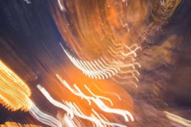 Tarafından uzun pozlama bir binada dairesel dönüş ile çok renkli soyut yumuşak ışık resim arka plan ışık rotaları