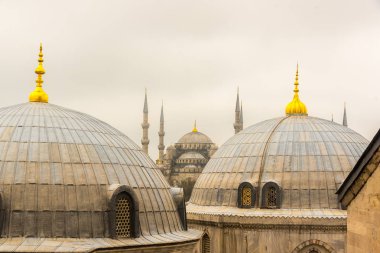 Sultanahmet Camii ve Ayasofya'nın kubbe görünümü Ayasofya, Yunan Ortodoks Hıristiyan Patriklik Bazilikası, kilise. Istanbul, Türkiye, Mart, 11 2017