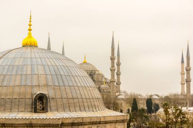 Sultanahmet Camii ve Ayasofya'nın kubbe görünümü Ayasofya, Yunan Ortodoks Hıristiyan Patriklik Bazilikası, kilise. Istanbul, Türkiye, Mart, 11 2017
