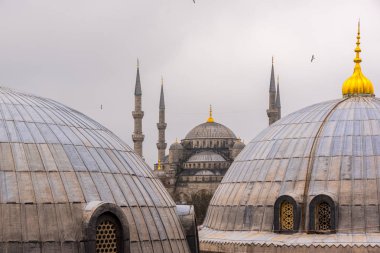 Sultanahmet Camii ve Ayasofya'nın kubbe görünümü Ayasofya, Yunan Ortodoks Hıristiyan Patriklik Bazilikası, kilise. Istanbul, Türkiye, Mart, 11 2017